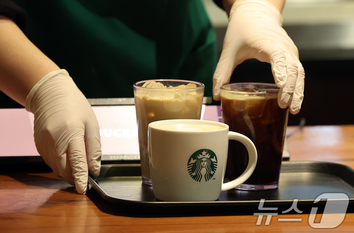 (서울=뉴스1) 김진환 기자 = 스타벅스코리아가 24일부터 아메리카노 등 톨사이즈 22종 음료의 가격을 200원씩 인상한다. 톨사이즈 인상은 3년 만이다.이번에 가격이 오르는 음료 …
