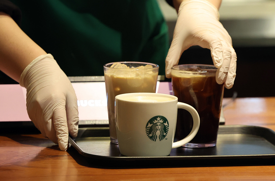 장애인단체 "스타벅스, 드라이브스루에 키오스크 설치해야"