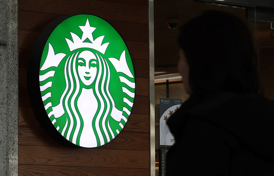 강남 스타벅스서 20대女 소화기 난사…70명 대피 소동(종합)