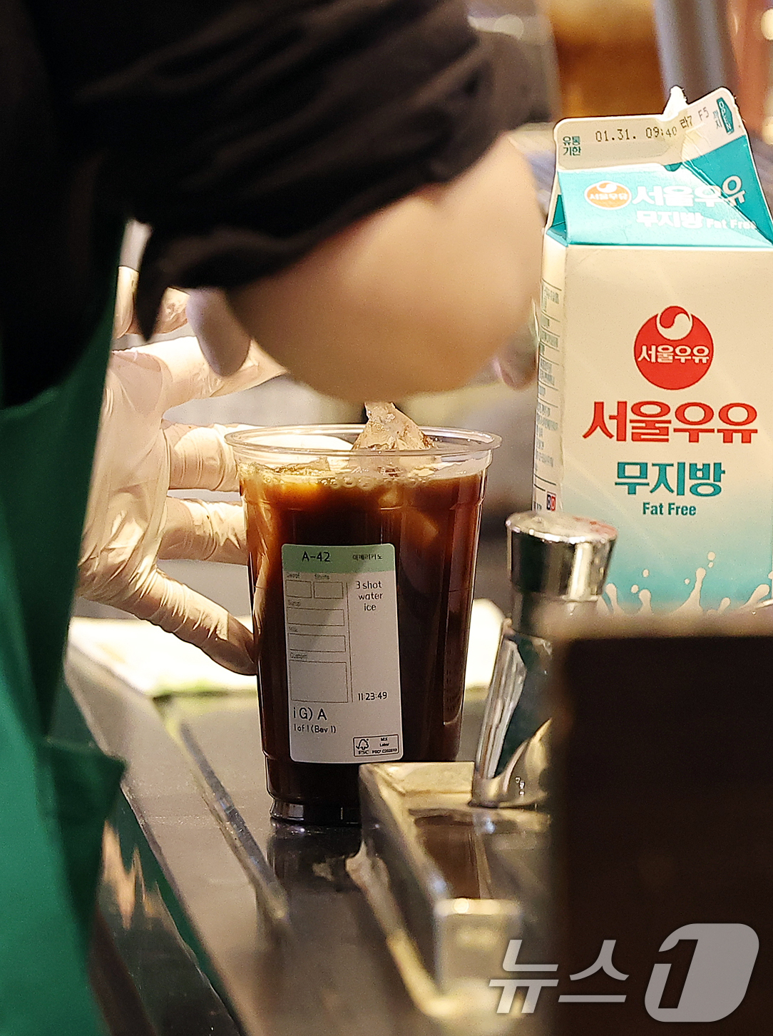 (서울=뉴스1) 김진환 기자 = 스타벅스코리아가 24일부터 아메리카노 등 톨사이즈 22종 음료의 가격을 200원씩 인상한다. 톨사이즈 인상은 3년 만이다.이번에 가격이 오르는 음료 …