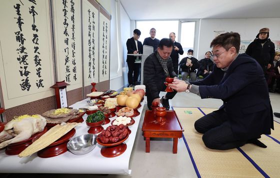 설 명절 밥상머리 차지한 '정치'…與 "대통령 지켜라" 野 "탄핵시켜라"