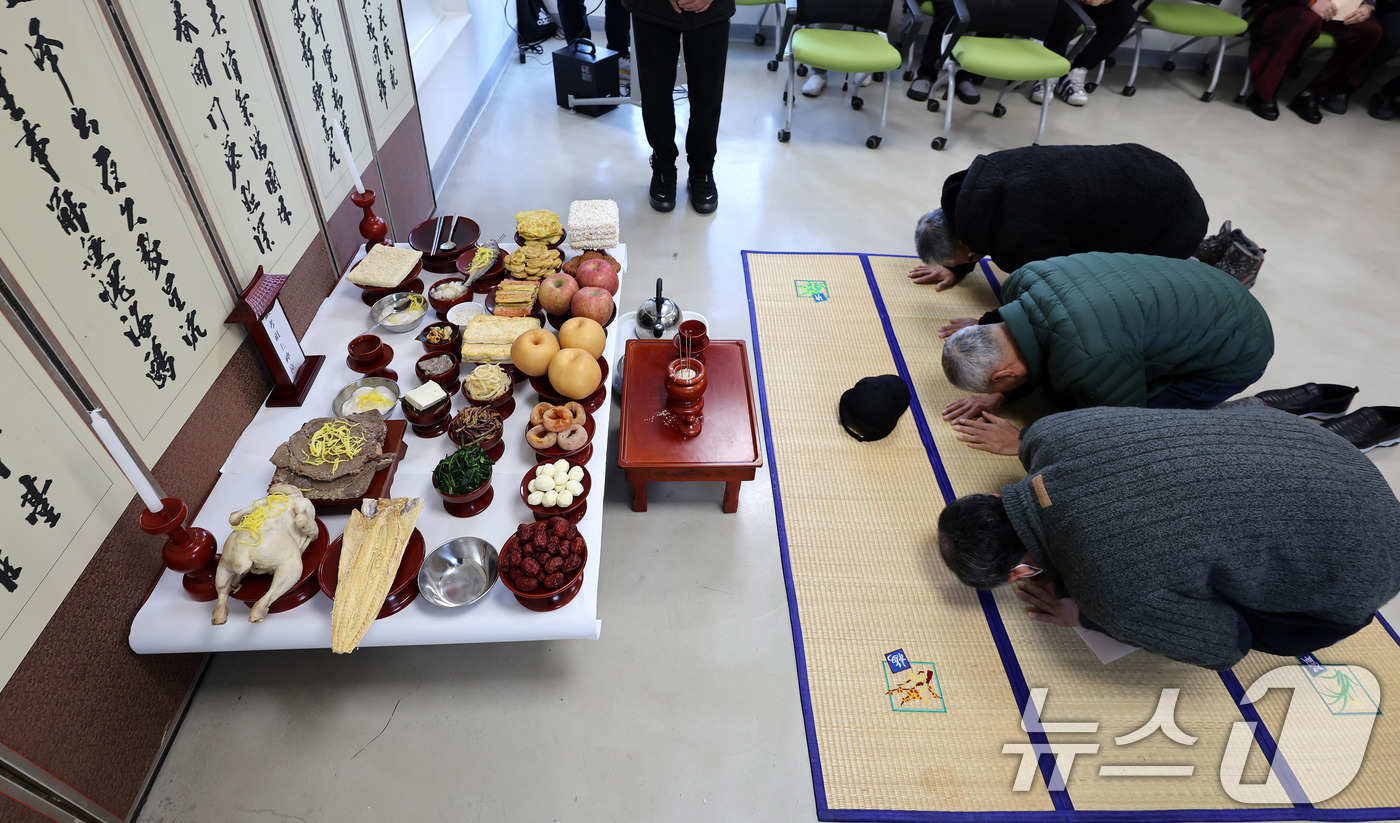 (서울=뉴스1) 박지혜 기자 = 24일 서울 종로구 돈의동 쪽방상담소에서 쪽방주민들이 함께 차례를 지내고 있다.종로구는 설 연휴를 앞두고 고향 방문이 어렵거나 가족과 함께하지 못하 …