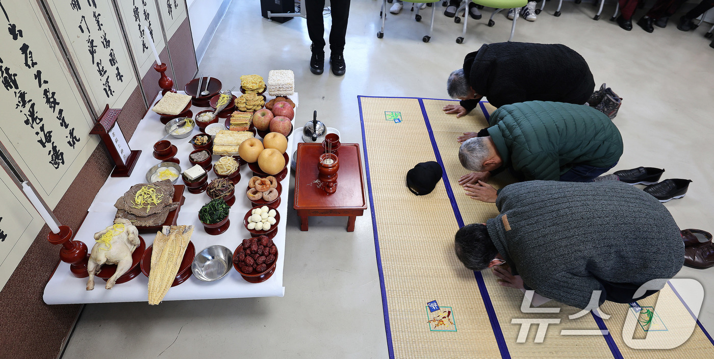 (서울=뉴스1) 박지혜 기자 = 24일 서울 종로구 돈의동 쪽방상담소에서 쪽방주민들이 함께 차례를 지내고 있다.종로구는 설 연휴를 앞두고 고향 방문이 어렵거나 가족과 함께하지 못하 …