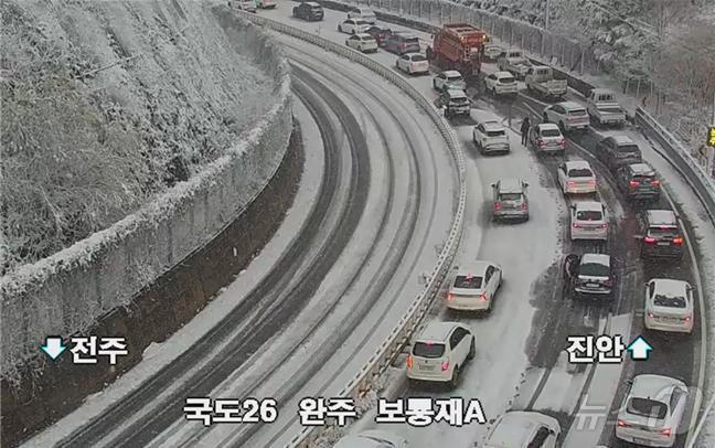본문 이미지 - 지난 2024년 11월 27일 국도 제26호선 보령재에서 강설로 인한 정체로 차량들이 역주행하고 있다.(진안군제공)2025.1.24/뉴스1