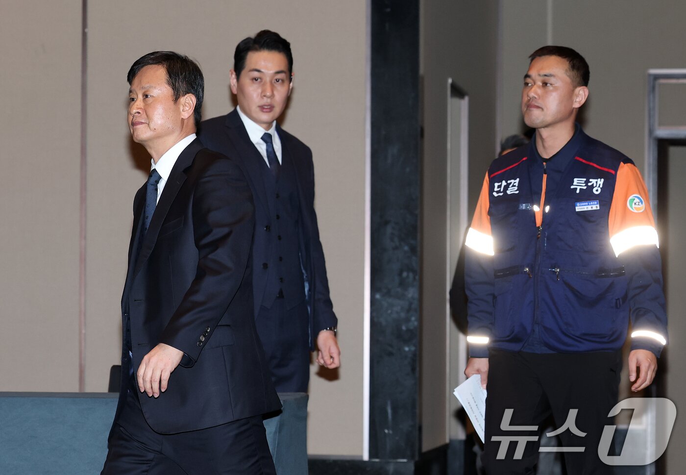 본문 이미지 - 박기덕 고려아연 대표이사와 신봉철 노조부위원장이 24일 오후 서울 용산구 그랜드하얏트 서울에서 열린 기자회견에서 굳은 얼굴로 입장하고 있다. 2025.1.24/뉴스1 ⓒ News1 오대일 기자
