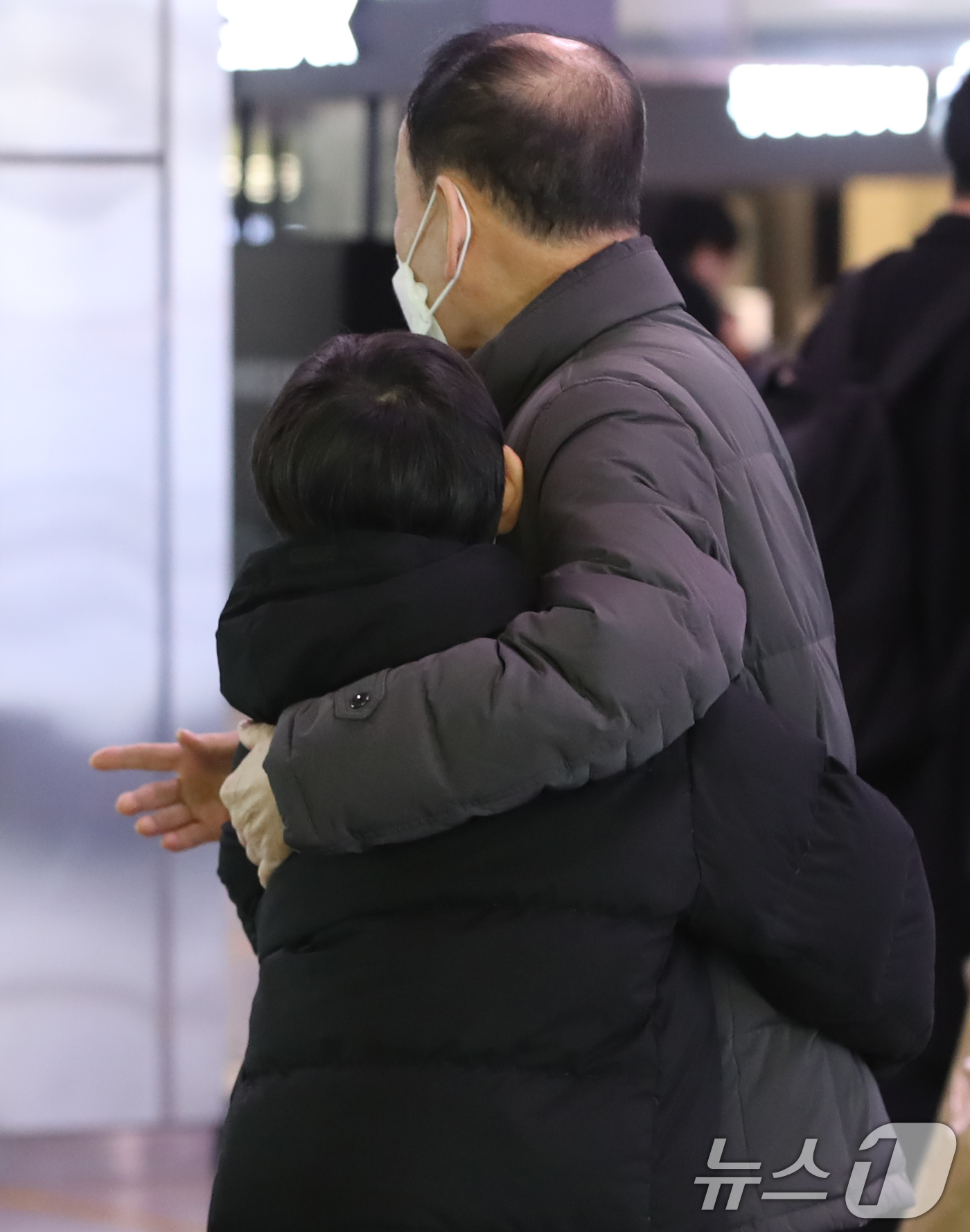 (부산=뉴스1) 윤일지 기자 = 설 연휴를 하루 앞둔 24일 오후 부산 동구 부산역에서 귀성한 가족을 마중 나온 할아버지가 손자와 포옹하고 있다. 2025.1.24/뉴스1