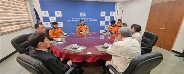 본문 이미지 - 설 연휴 기간 특별경계근무 관련 회의를 진행 중인 경기북부소방재난본부(경기북부소방재난본부 제공)/뉴스1