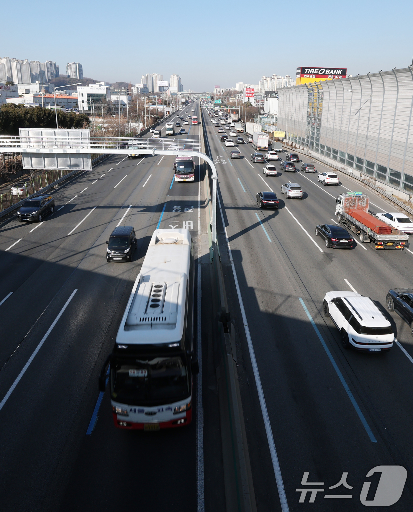 (용인=뉴스1) 김영운 기자 = 설 연휴를 하루 앞둔 24일 경기 용인시 기흥구 경부고속도로 수원신갈IC 인근 고속도로에서 귀성 차량이 이동하고 있다. 2025.1.24/뉴스1