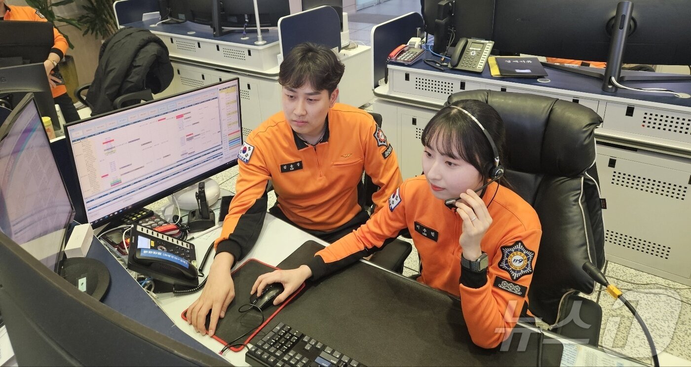 본문 이미지 -  상황실 업무 보고 있는 김윤상·이수민 소방 2025.1.28/뉴스1 이재규 기자