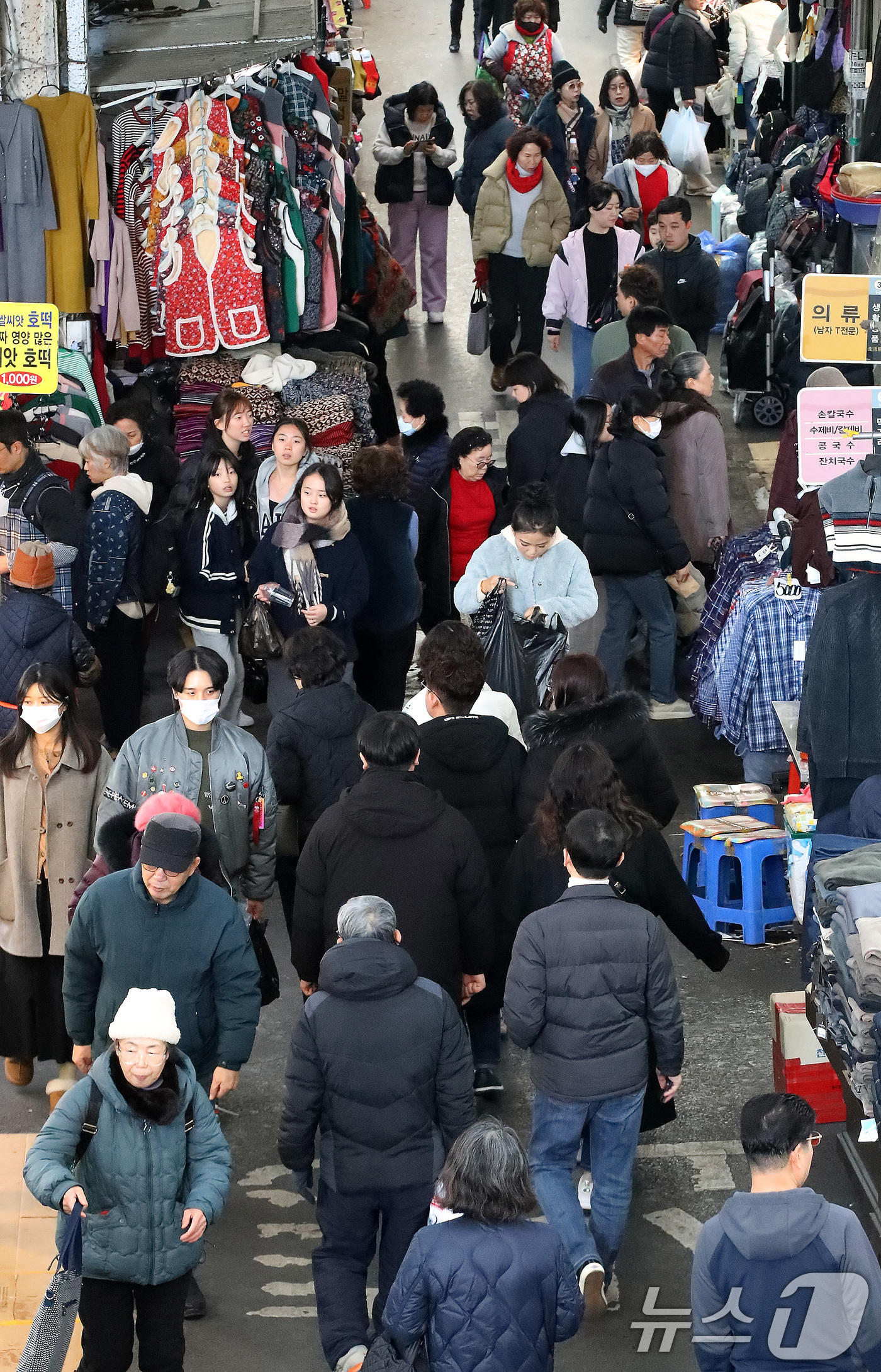 (대구=뉴스1) 공정식 기자 = 설 연휴를 하루 앞둔 24일 오후 대구 중구 서문시장이 장을 보러 나온 시민들로 붐비고 있다. 2025.1.24/뉴스1
