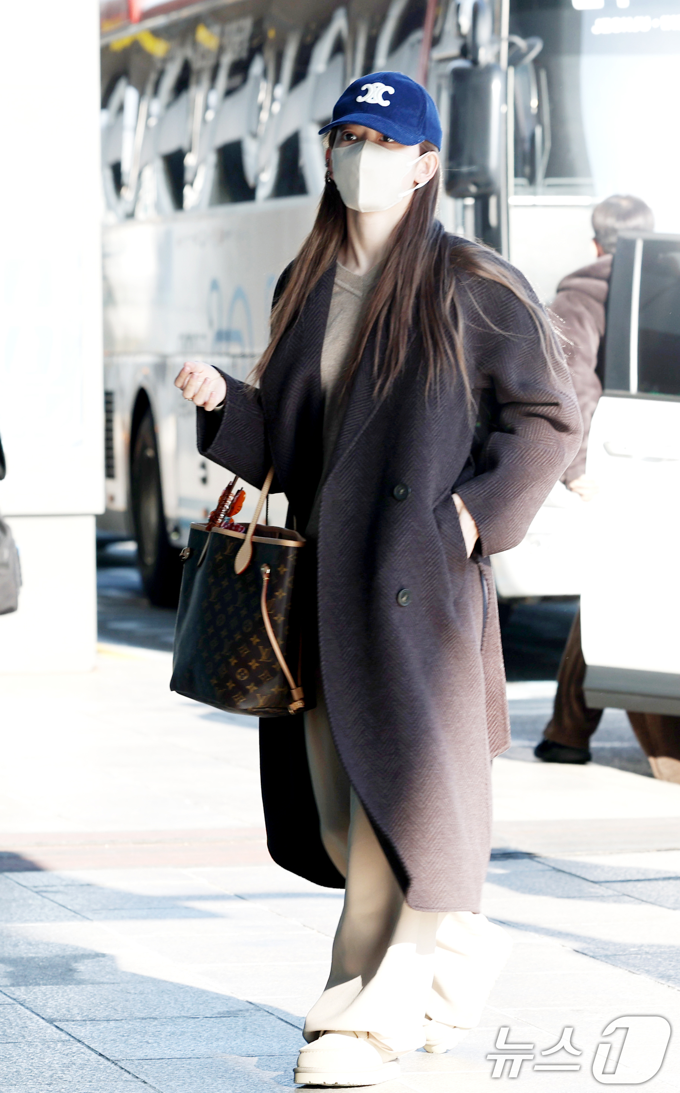 (김포공항=뉴스1) 권현진 기자 = 그룹 르세라핌 사쿠라가 24일 오후 해외 일정 참석을 위해 김포국제공항을 통해 일본 도쿄로 출국하고 있다. 2025.1.24/뉴스1