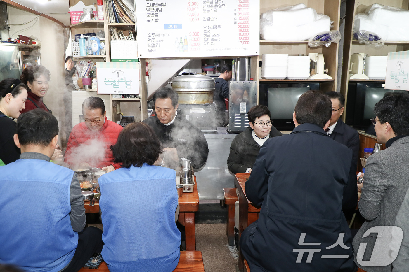 (서울=뉴스1) = 설 명절 민생안정지원 현장방문에 나선 권영세 국민의힘 비상대책위원장과 오세훈 서울시장이 24일 서울역쪽방촌 인근 동행식당을 방문하고 있다. (국민의힘 제공) 2 …