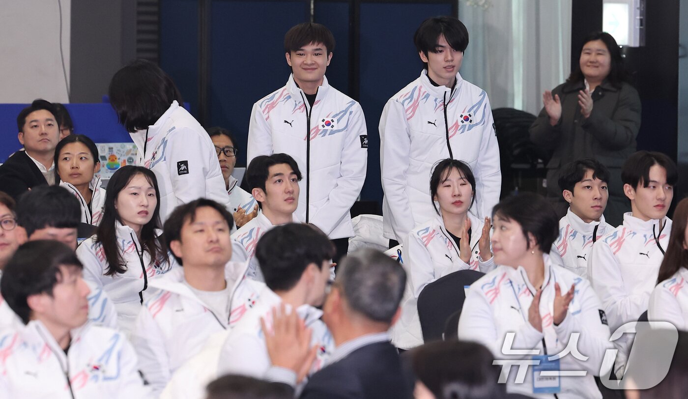 본문 이미지 - 피겨 차준환이 24일 서울 송파구 올림픽파크텔 올림피아홀에서 열린 &#39;2025 하얼빈 동계아시안게임&#39; 대한민국 선수단 결단식에서 선수단에게 인사하고 있다. 2025.1.24/뉴스1 ⓒ News1 김성진 기자