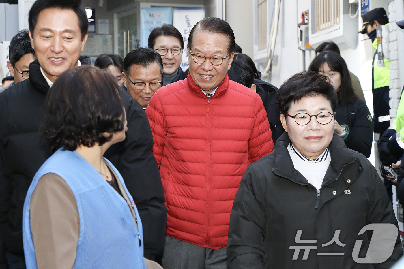 (서울=뉴스1) = 설 명절 민생안정지원 현장방문에 나선 권영세 국민의힘 비상대책위원장과 오세훈 서울시장이 24일 서울역쪽방상담소 앞에서 관계자에게 설명을 듣고 있다. (국민의힘 …