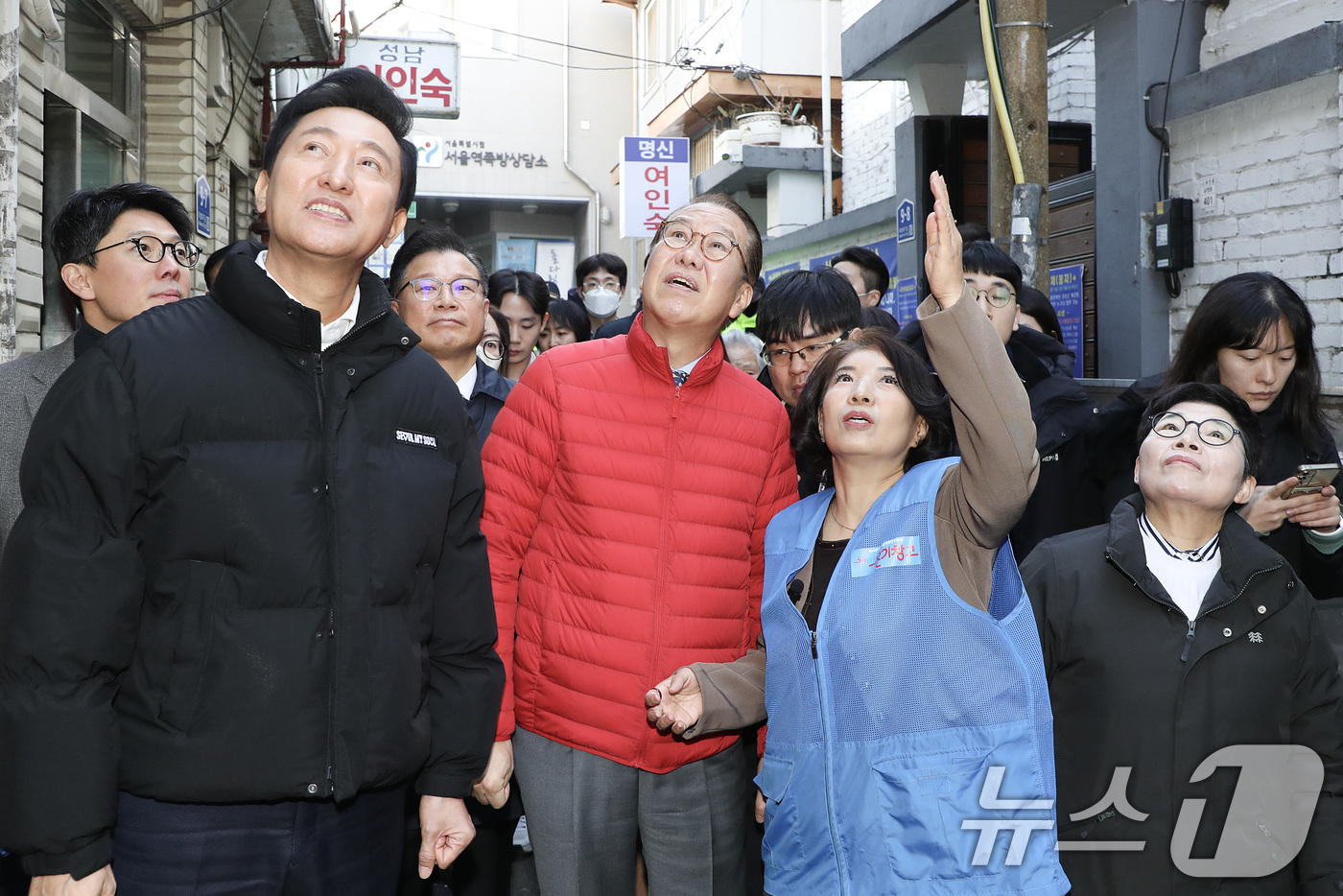 (서울=뉴스1) = 설 명절 민생안정지원 현장방문에 나선 권영세 국민의힘 비상대책위원장과 오세훈 서울시장이 24일 서울역쪽방촌에서 관계자에게 설명을 듣고 있다. (국민의힘 제공) …