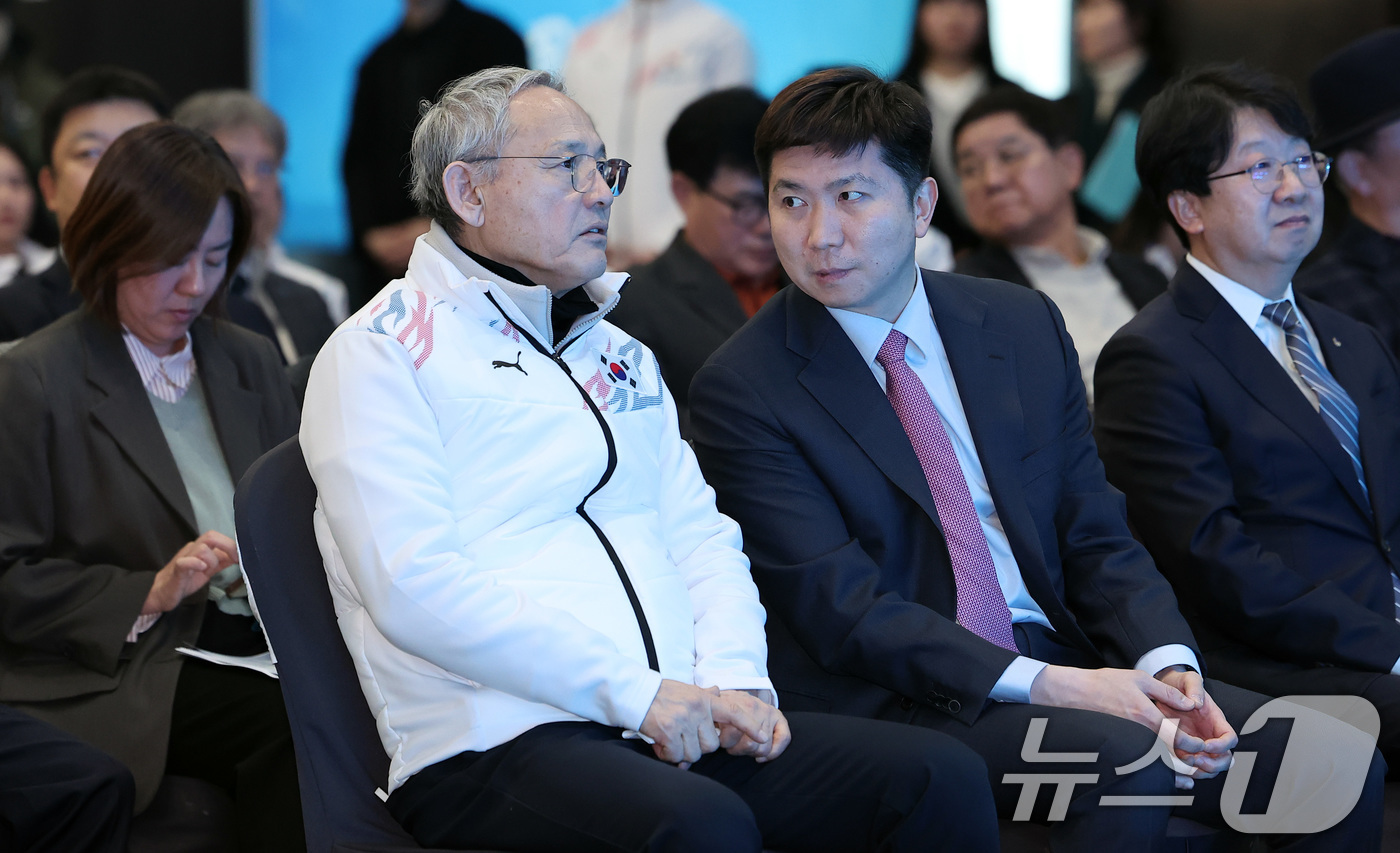 (서울=뉴스1) 김성진 기자 = 유인촌 문화체육관광부 장관(왼쪽)과 유승민 대한체육회장 당선인이 24일 서울 송파구 올림픽파크텔 올림피아홀에서 열린 '2025 하얼빈 동계아시안게임 …
