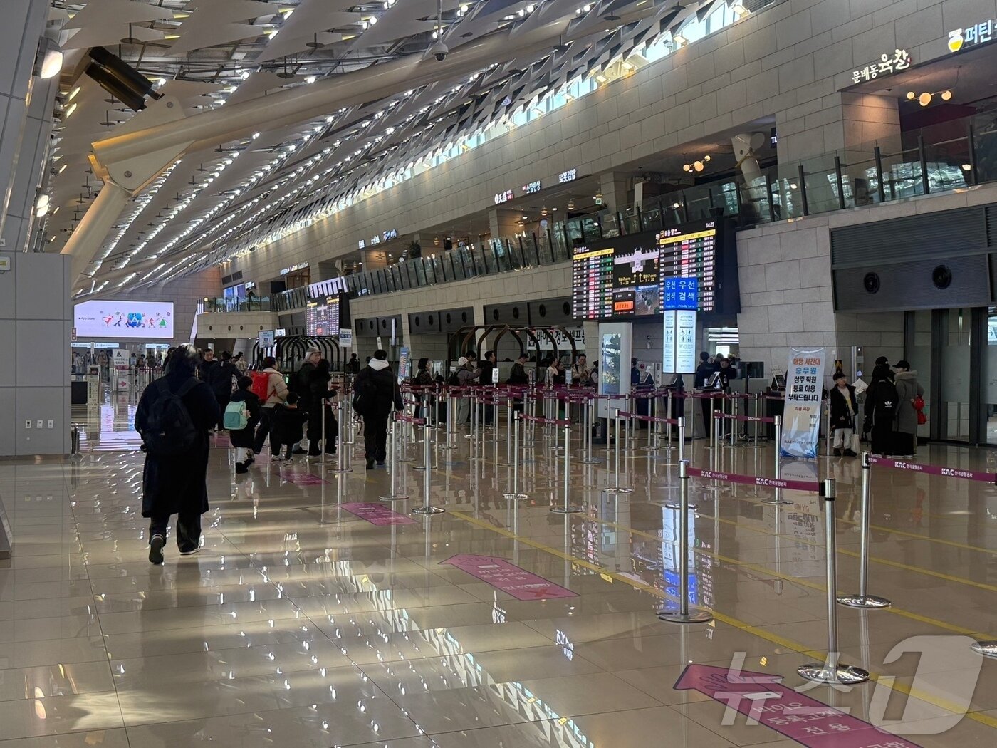 본문 이미지 - 김포공항 국내선 출국장&#40;촬영자 정진욱&#41; / 뉴스1