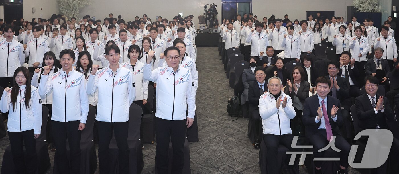 본문 이미지 - 24일 서울 송파구 올림픽파크텔 올림피아홀에서 열린 &#39;2025 하얼빈 동계아시안게임&#39; 대한민국 선수단 결단식에서 선수단이 파이팅을 하고 있다. 2025.1.24/뉴스1 ⓒ News1 김성진 기자