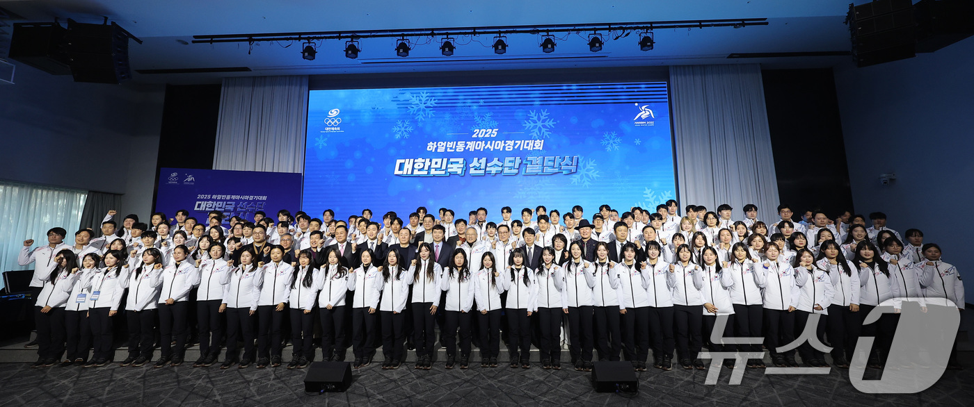 (서울=뉴스1) 김성진 기자 = 유인촌 문화체육관광부 장관과 유승민 대한체육회장 당선인을 비롯한 선수단이 24일 서울 송파구 올림픽파크텔 올림피아홀에서 열린 '2025 하얼빈 동계 …