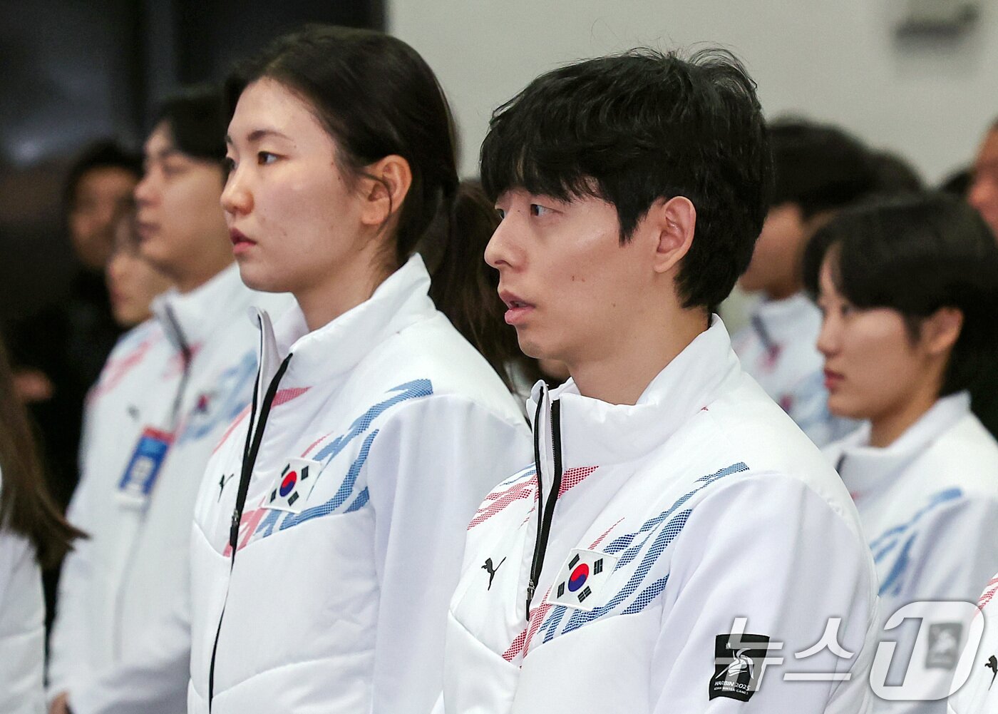 본문 이미지 - 24일 서울 송파구 올림픽파크텔 올림피아홀에서 열린 &#39;2025 하얼빈 동계아시안게임&#39; 대한민국 선수단 결단식에서 쇼트트랙 심석희와 이정수가 애국가를 부르고 있다. 2025.1.24/뉴스1 ⓒ News1 김성진 기자