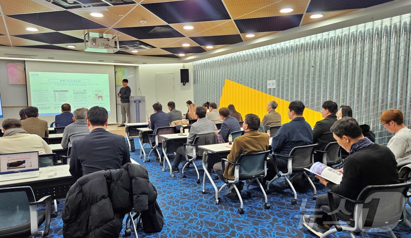 (성남=뉴스1) 최서윤 동물문화전문기자 = 이주성 라라컴퍼니 포에버마이펫 대표가 24일 경기 성남시 분당구 글로벌디지털혁신네트워크(GDIN)에서 열린 '반려동물 산업 육성 협의회 …