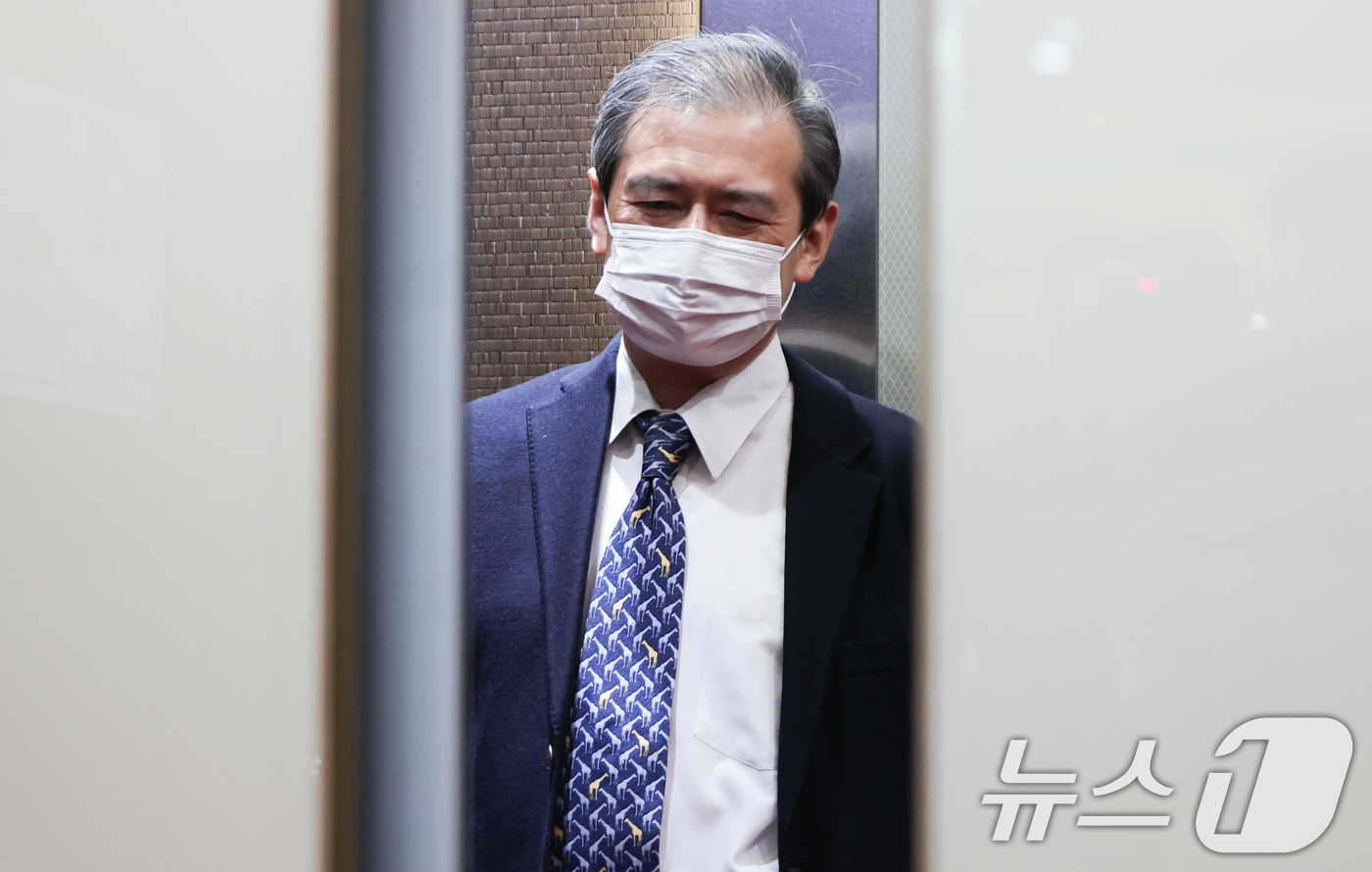 (서울=뉴스1) 허경 기자 = 미바에 다이스케 주한일본대사관 총괄공사가 24일 서울 종로구 외교부 청사로 초치되고 있다. 정부는 이날 외교부 대변인 성명을 통해 "일본 정부가 외무 …