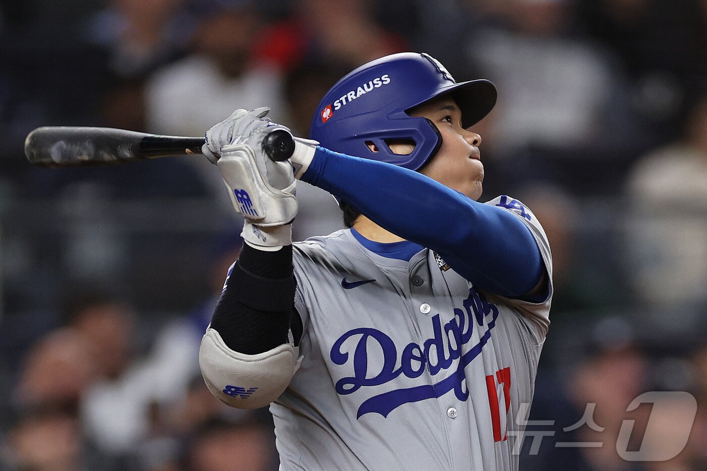 본문 이미지 - 7억 달러 시대를 열고 LA 다저스 유니폼을 입은 오타니 쇼헤이. ⓒ AFP=뉴스1