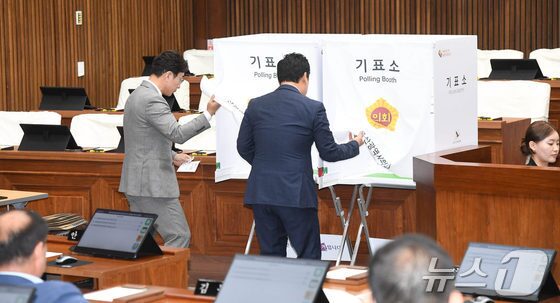 본문 이미지 - 지난해 6월 25일 울산시의회 본회의장에서 후반기 울산시의장 선거 투표가 진행되고 있다. (울산시의회 제공)