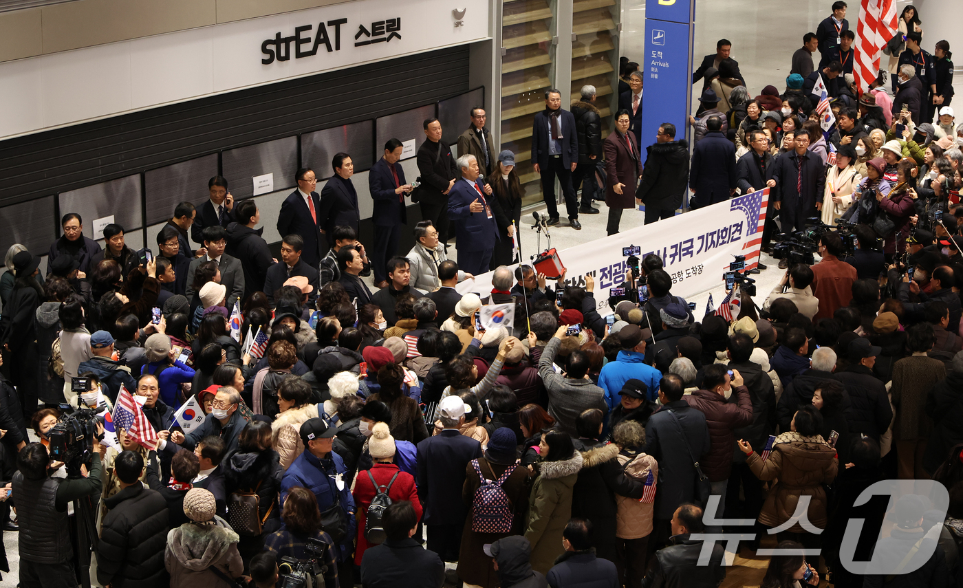 (인천공항=뉴스1) 김진환 기자 = 도널드 트럼프 미 대통령 취임식 참석을 마치고 귀국한 전광훈 사랑제일교회 목사가 24일 오후 인천국제공항 제2터미널에서 기자회견을 하고 있다. …