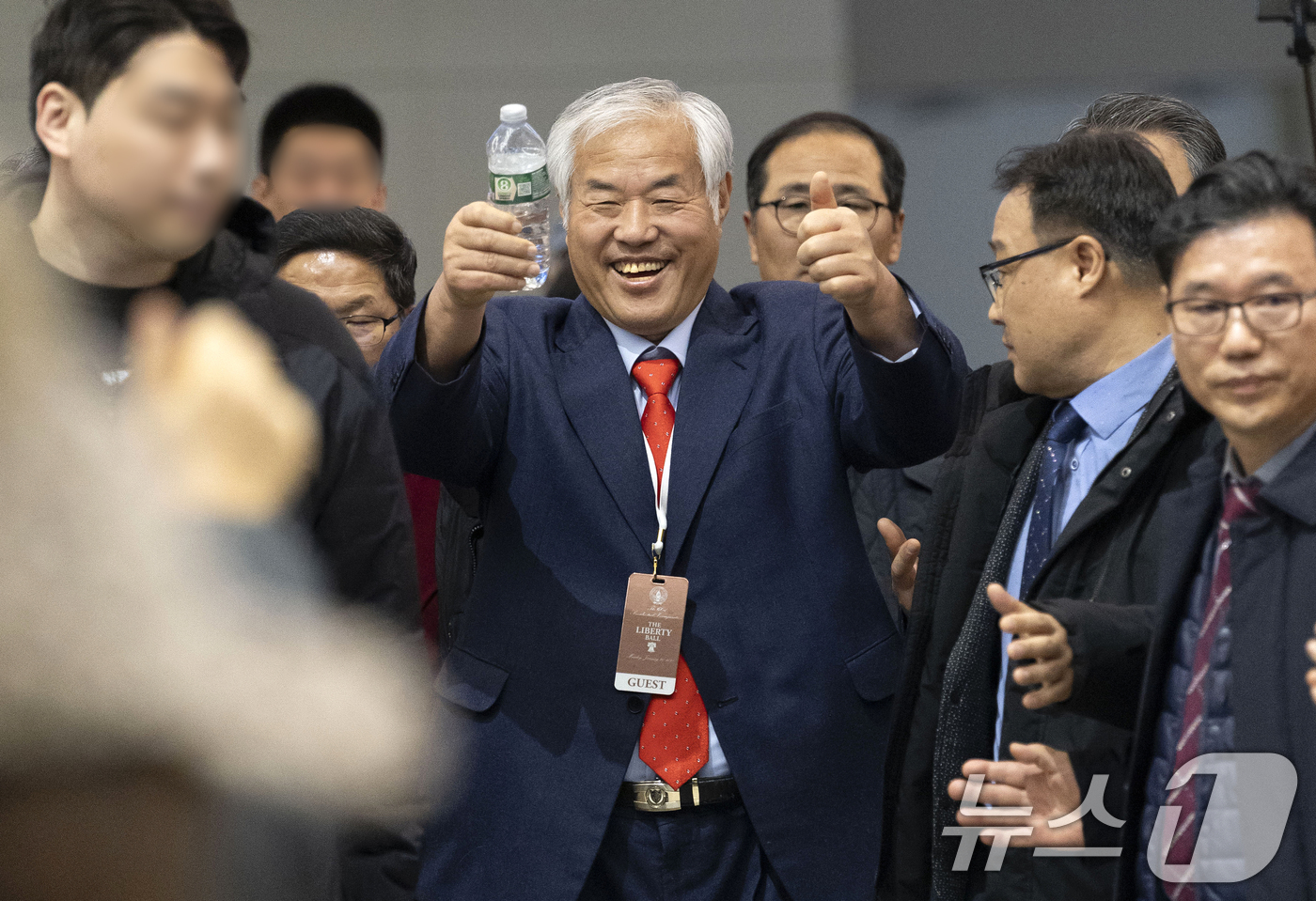 (인천공항=뉴스1) 김진환 기자 = 도널드 트럼프 미 대통령 취임식 참석을 마치고 귀국한 전광훈 사랑제일교회 목사가 24일 오후 인천국제공항 제2터미널을 통해 귀국하고 있다. 20 …