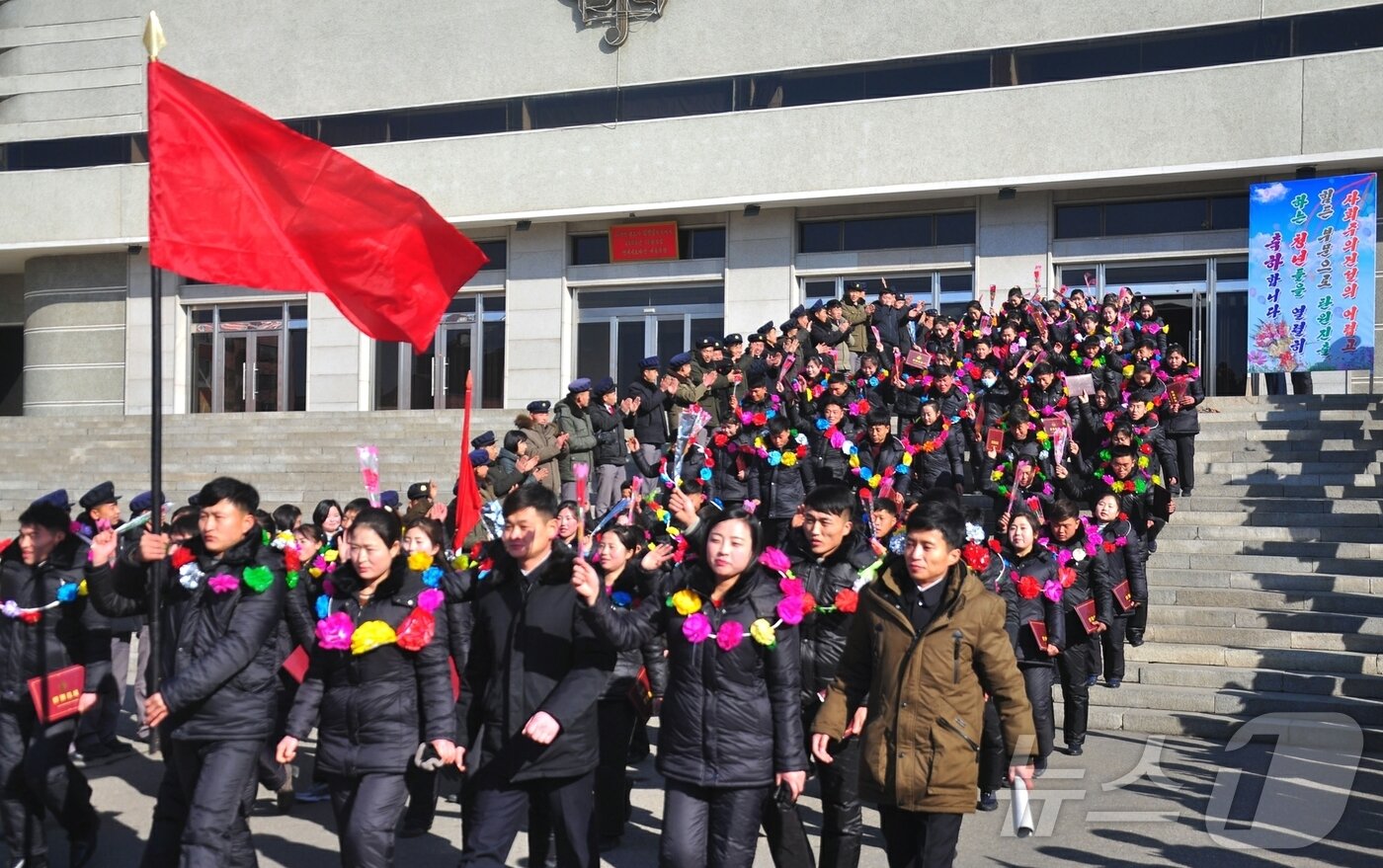 본문 이미지 - (평양 노동신문=뉴스1) = 북한 노동당 기관지 노동신문은 25일 "황해북도 청년들이 당 결정 관철의 전구들로 탄원(자원)에 나섰다＂라고 보도했다. [국내에서만 사용가능. 재배포 금지. DB 금지. For Use Only in the Republic of Korea. Redistribution Prohibited] rodongphoto@news1.kr