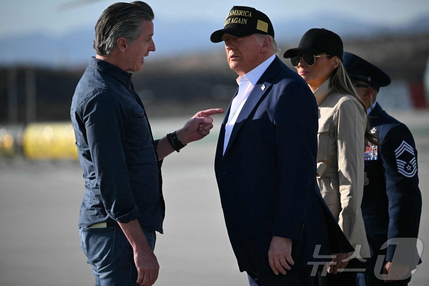 본문 이미지 - 도널드 트럼프 미국 대통령과 부인 멜라니아 여사가 24일&#40;현지시간&#41; 팰리세이즈와 이튼 산불 피해 지역을 방문하기 위해 캘리포니아주 로스앤젤레스 국제 공항에 도착해 개빈 뉴섬 주지사와 인사를 나누고 있다. 2025.01.25 ⓒ AFP=뉴스1 ⓒ News1 우동명 기자
