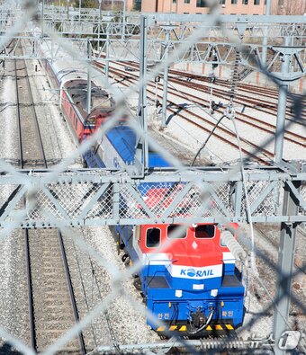 본문 이미지 - 설 연휴가 시작된 25일 전북자치도 전주시 전주역에 귀성 열차가 들어서고 있다. 2025.1.25/뉴스1 ⓒ News1 유경석 기자