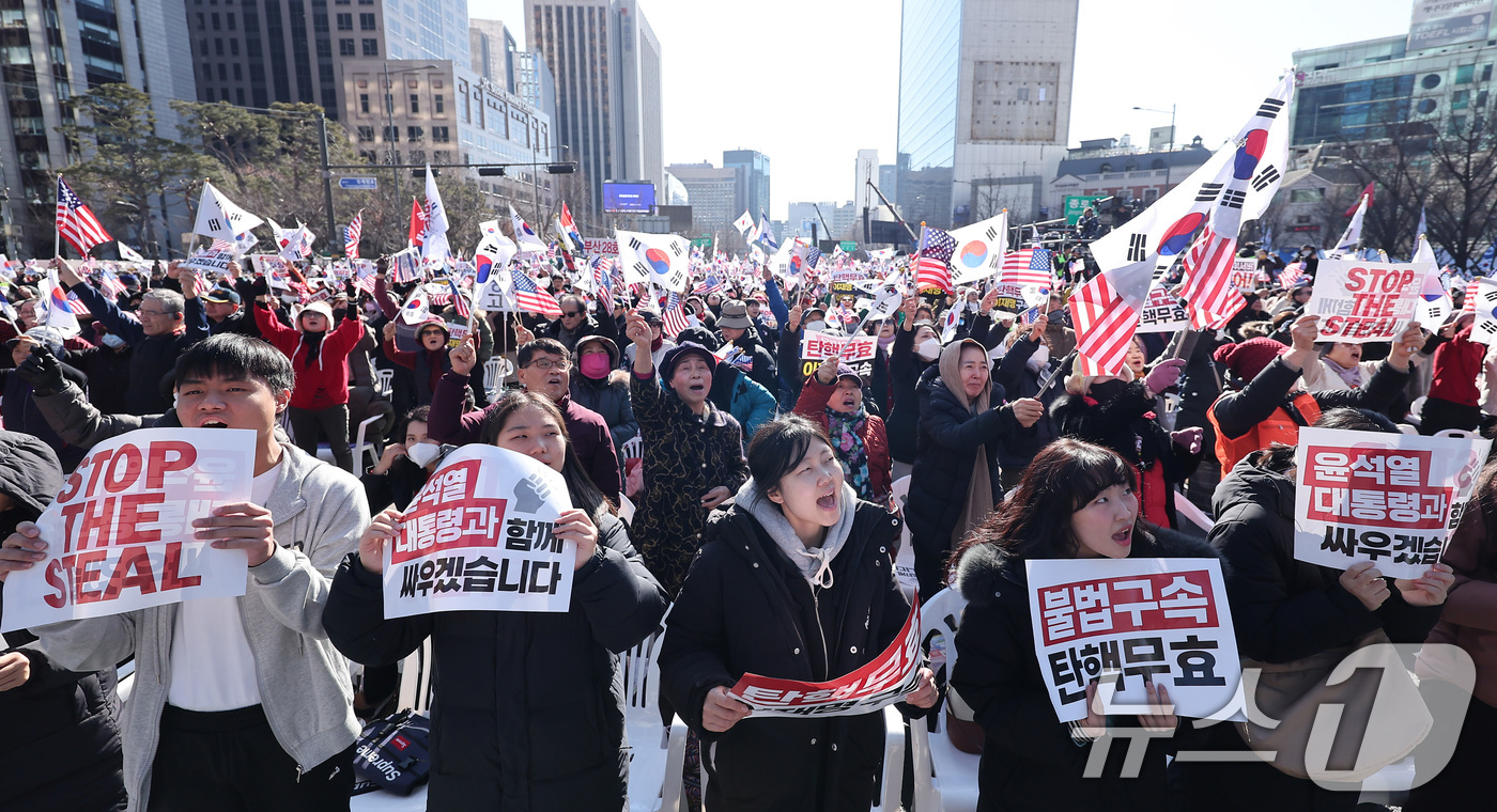 (서울=뉴스1) 김성진 기자 = 25일 서울 종로구 동화면세점 일대에서 대한민국바로세우기운동본부 주최로 열린 윤석열 대통령 탄핵 반대 집회에서 지지자들이 손피켓을 들고 구호를 외치 …