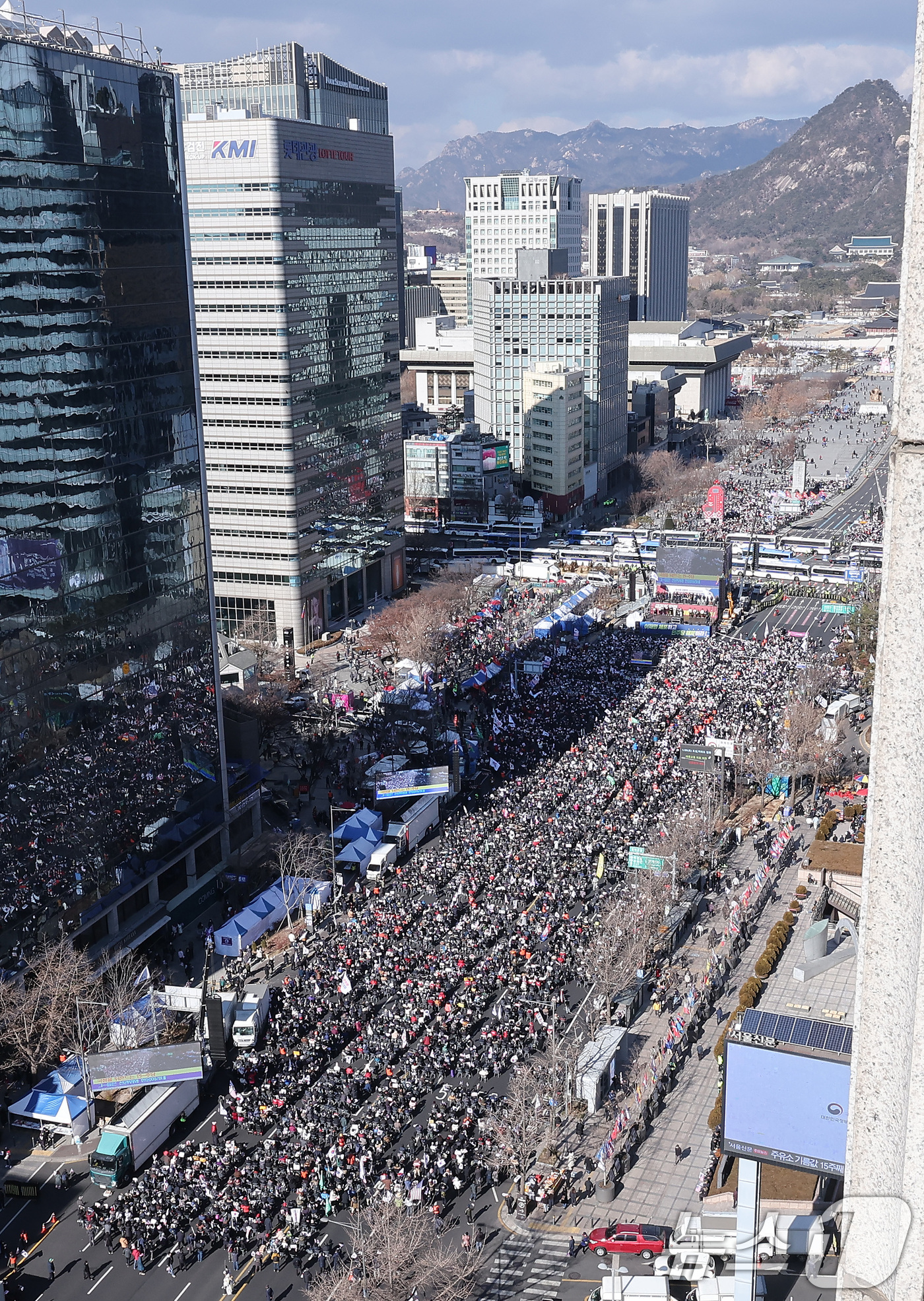 (서울=뉴스1) 김성진 기자 = 25일 서울 종로구 동화면세점 일대에서 대한민국바로세우기운동본부 주최로 열린 윤석열 대통령 탄핵 반대 집회에서 지지자들이 손피켓을 들고 구호를 외치 …