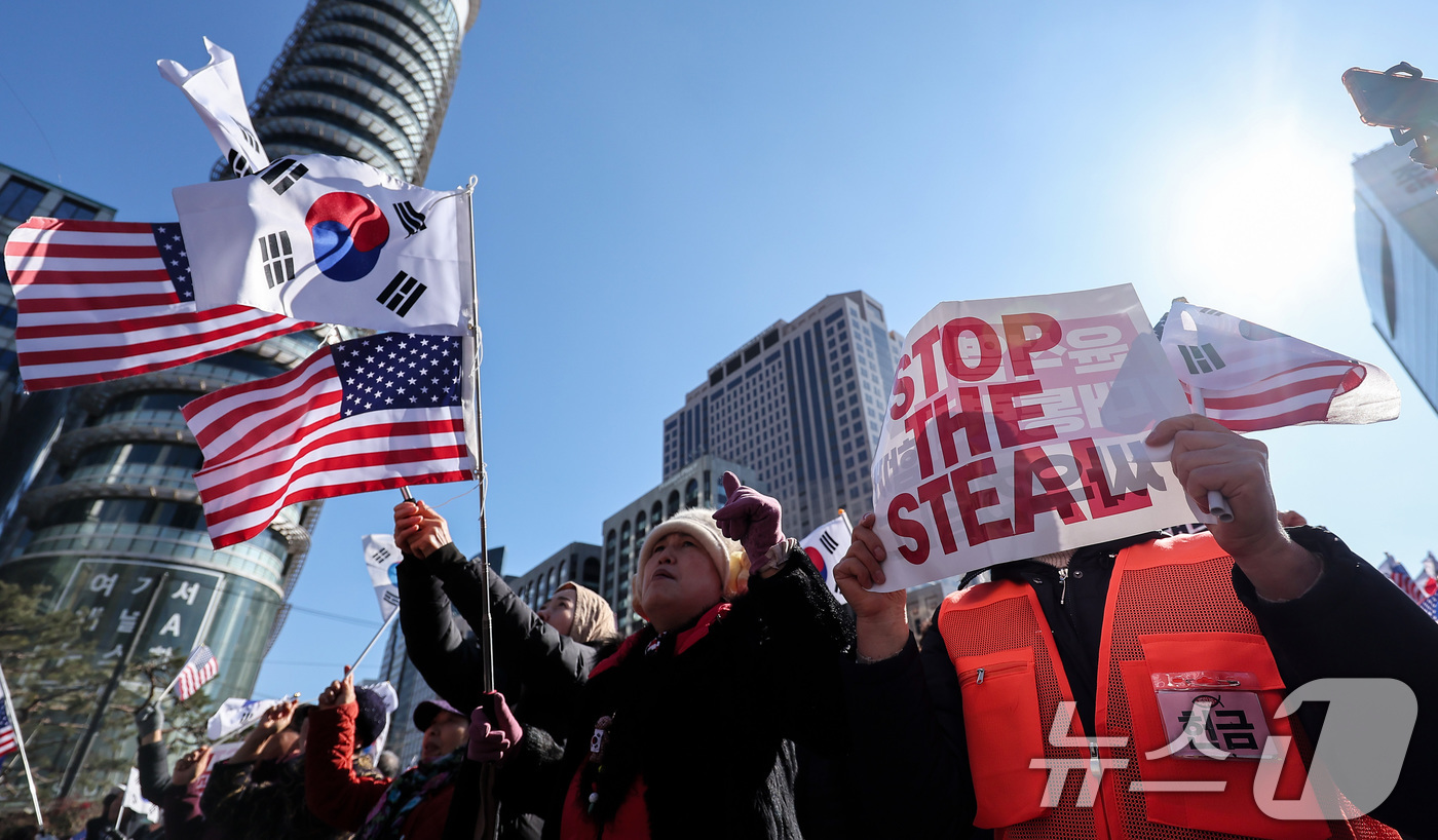 (서울=뉴스1) 김성진 기자 = 25일 서울 종로구 동화면세점 일대에서 대한민국바로세우기운동본부 주최로 열린 윤석열 대통령 탄핵 반대 집회에서 지지자들이 손피켓을 들고 구호를 외치 …
