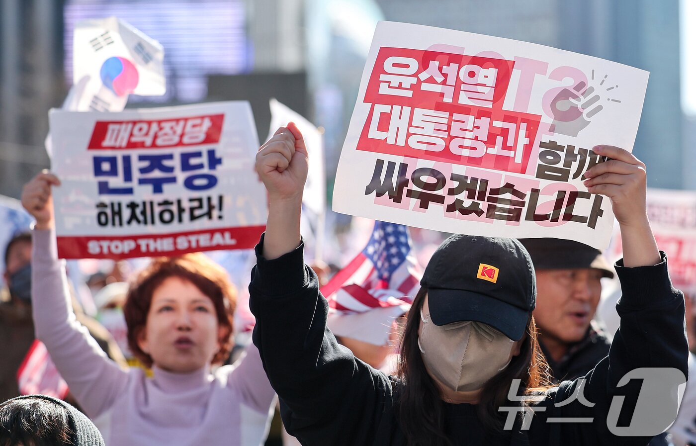 본문 이미지 - 25일 서울 종로구 동화면세점 일대에서 대한민국바로세우기운동본부 주최로 열린 윤석열 대통령 탄핵 반대 집회에서 지지자들이 손피켓을 들고 구호를 외치고 있다. 2025.1.25/뉴스1 ⓒ News1 김성진 기자