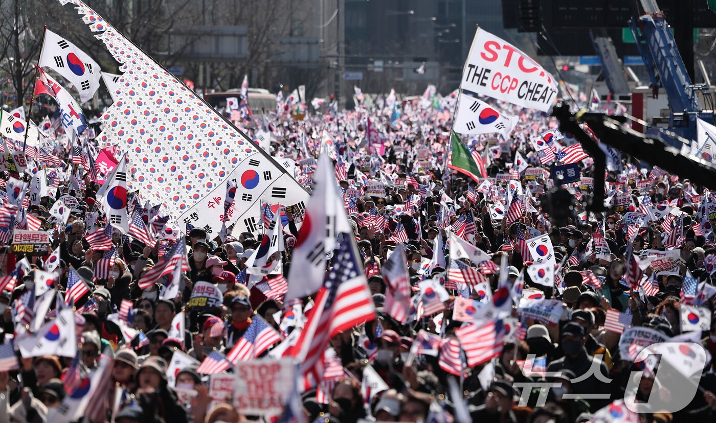 본문 이미지 - 25일 서울 종로구 동화면세점 일대에서 대한민국바로세우기운동본부 주최로 열린 윤석열 대통령 탄핵 반대 집회에서 지지자들이 손피켓을 들고 구호를 외치고 있다. 2025.1.25/뉴스1 ⓒ News1 김성진 기자