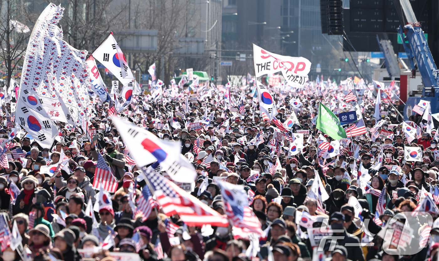 (서울=뉴스1) 김성진 기자 = 25일 서울 종로구 동화면세점 일대에서 대한민국바로세우기운동본부 주최로 열린 윤석열 대통령 탄핵 반대 집회에서 지지자들이 손피켓을 들고 구호를 외치 …