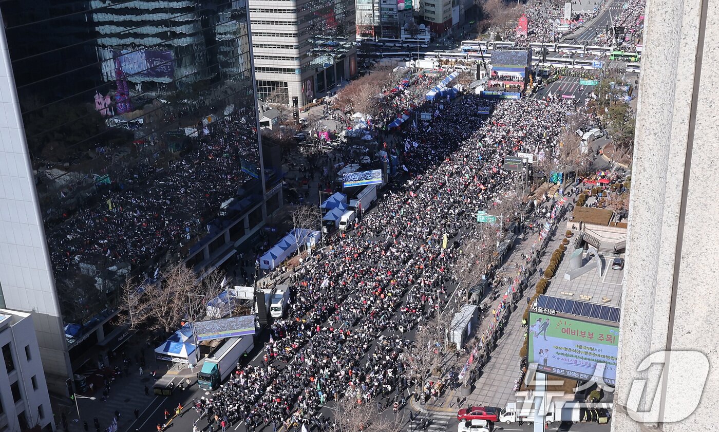 본문 이미지 - 25일 서울 종로구 동화면세점 일대에서 대한민국바로세우기운동본부 주최로 열린 윤석열 대통령 탄핵 반대 집회에서 지지자들이 손피켓을 들고 구호를 외치고 있다. 2025.1.25/뉴스1 ⓒ News1 김성진 기자