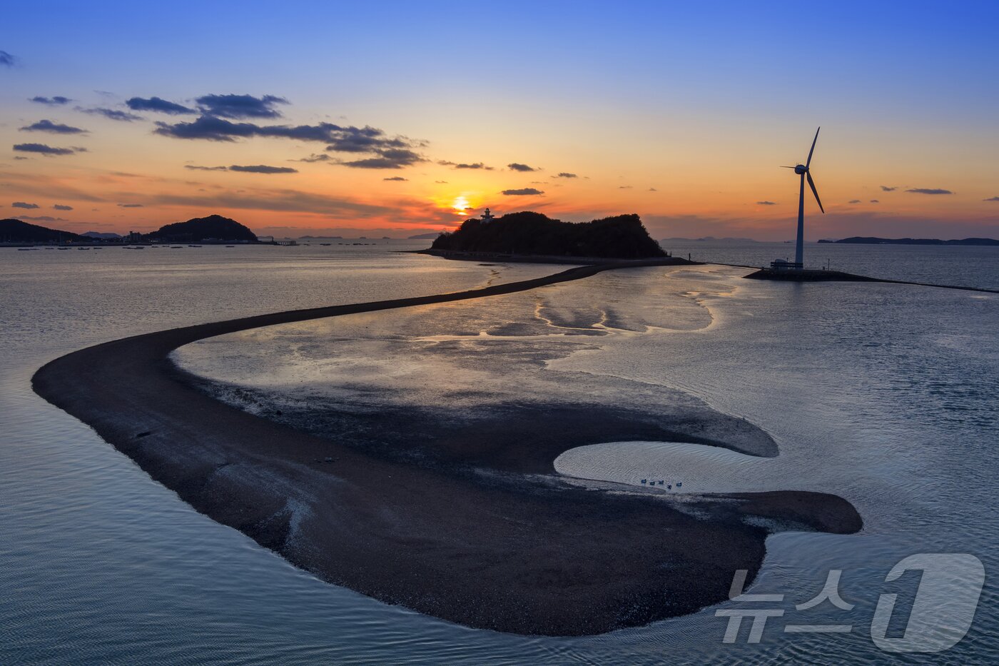 본문 이미지 - 누에섬 등대전망대 및 탄도 바닷길.(안산시 제공)