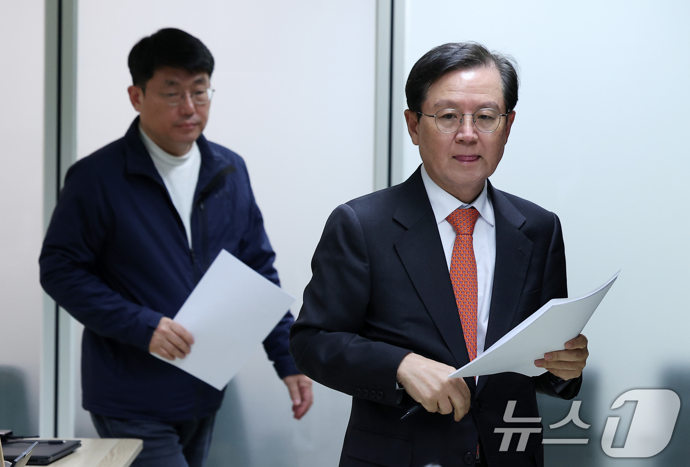 (서울=뉴스1) 김성진 기자 = 윤석열 대통령 측 윤갑근 변호사가 25일 서울 서초구 스페이스쉐어 강남역센터에서 열린 검찰의 구속영장 연장 재신청 관련 입장 발표 기자회견에 참석하 …