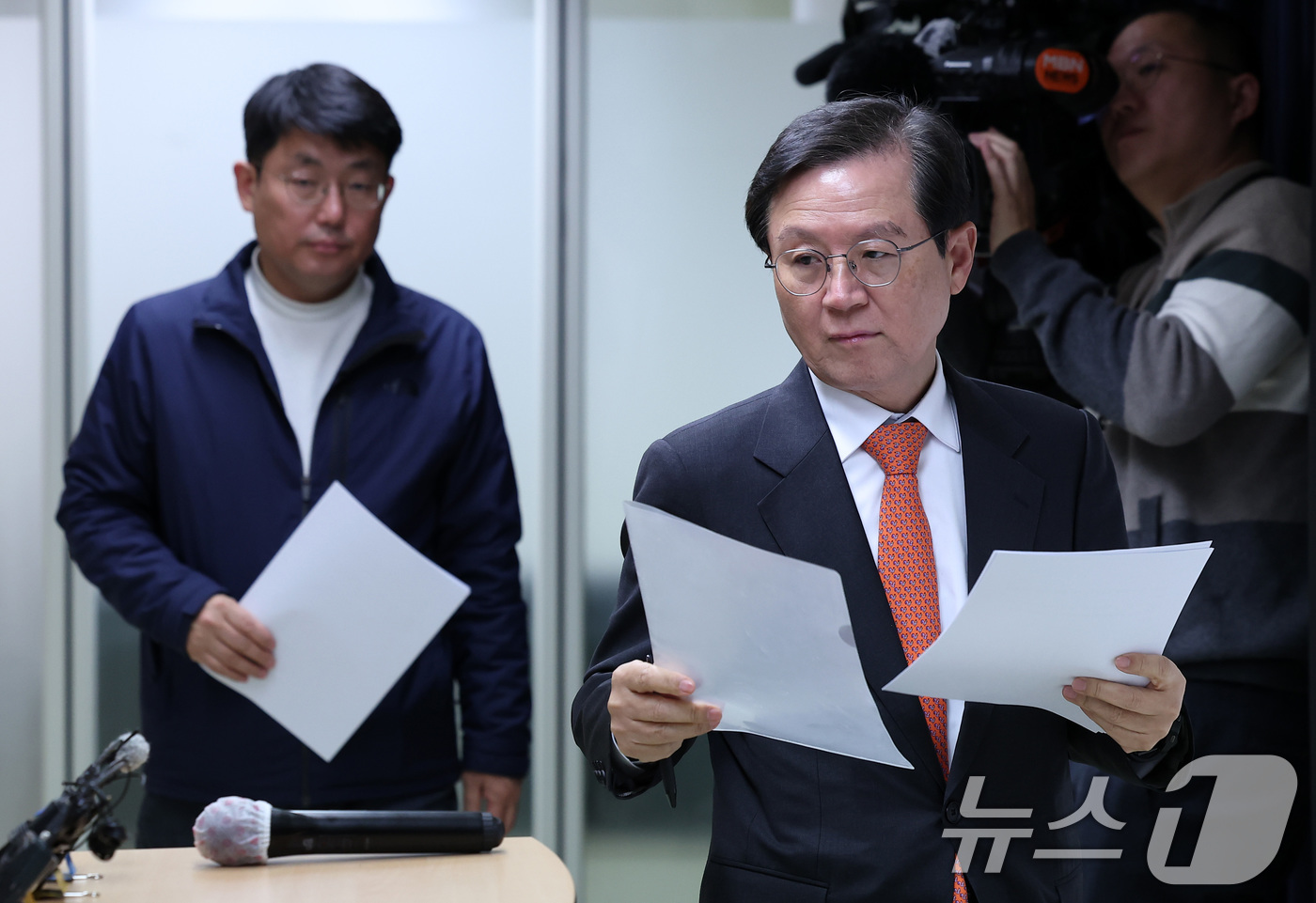 (서울=뉴스1) 김성진 기자 = 윤석열 대통령 측 윤갑근 변호사가 25일 서울 서초구 스페이스쉐어 강남역센터에서 열린 검찰의 구속영장 연장 재신청 관련 입장 발표 기자회견에 참석하 …