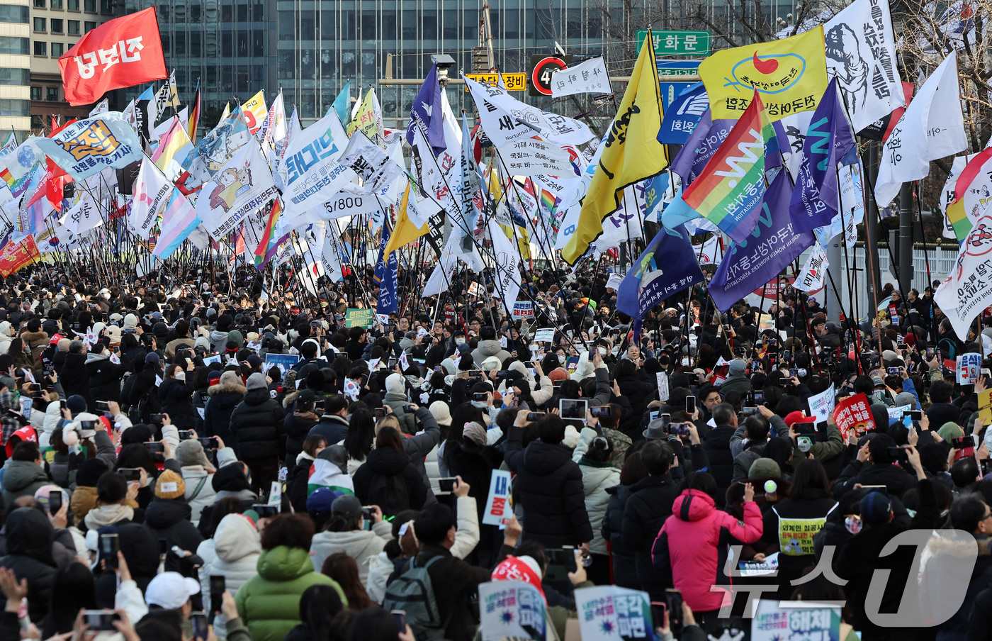 (서울=뉴스1) 이동해 기자 = 25일 오후 서울 종로구 경복궁역 일대에서 열린 윤석열 대통령 탄핵 촉구 집회에서 참석자들이 윤 대통령의 파면 등을 촉구하며 깃발 입장 퍼레이드를 …