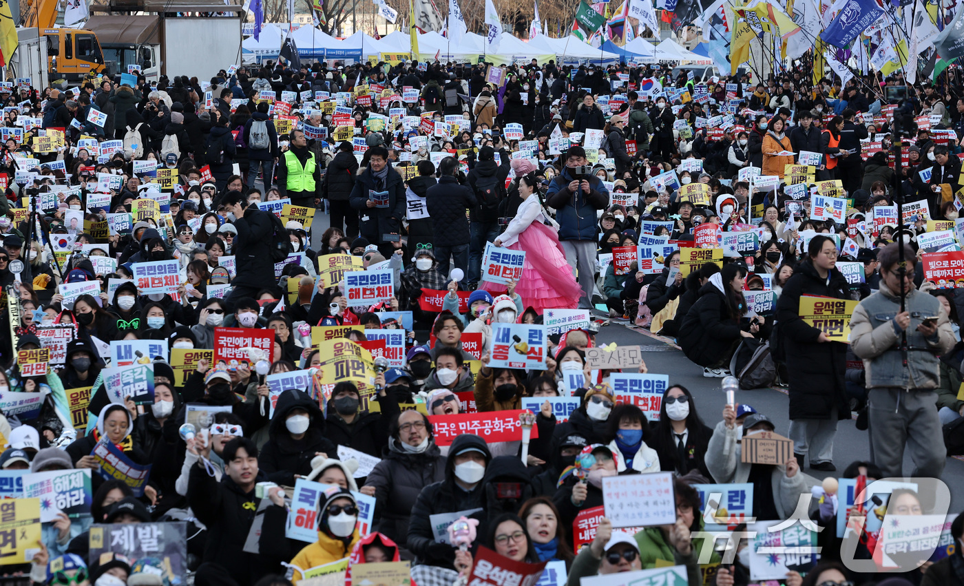 (서울=뉴스1) 이동해 기자 = 25일 오후 서울 종로구 경복궁역 일대에서 열린 윤석열 대통령 탄핵 촉구 집회에서 참석자들이 윤 대통령의 파면 등을 촉구하며 구호를 외치고 있다. …