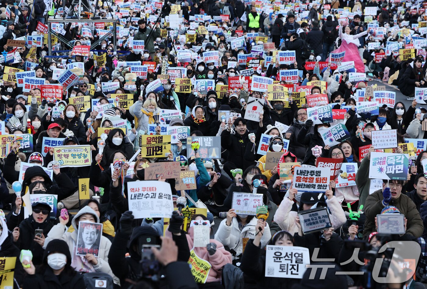본문 이미지 - 25일 오후 서울 종로구 경복궁역 일대에서 열린 윤석열 대통령 탄핵 촉구 집회에서 참석자들이 윤 대통령의 파면 등을 촉구하며 구호를 외치고 있다. 2025.1.25/뉴스1 ⓒ News1 이동해 기자