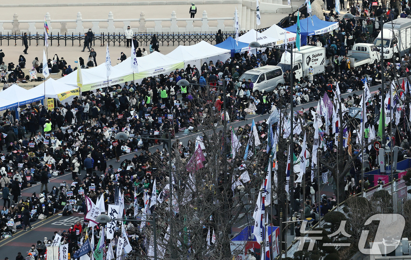 (서울=뉴스1) 이동해 기자 = 25일 오후 서울 종로구 경복궁역 일대에서 열린 윤석열 대통령 탄핵 촉구 집회에서 참석자들이 윤 대통령의 파면 등을 촉구하며 구호를 외치고 있다. …