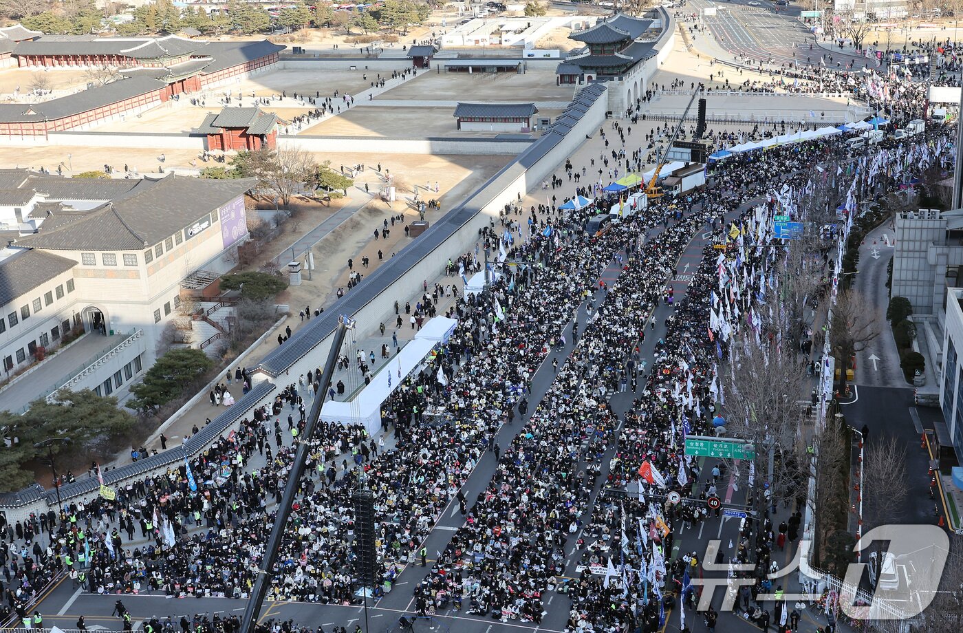 본문 이미지 - 25일 오후 서울 종로구 경복궁역 일대에서 열린 윤석열 대통령 탄핵 촉구 집회에서 참석자들이 윤 대통령의 파면 등을 촉구하며 구호를 외치고 있다. 2025.1.25/뉴스1 ⓒ News1 이동해 기자