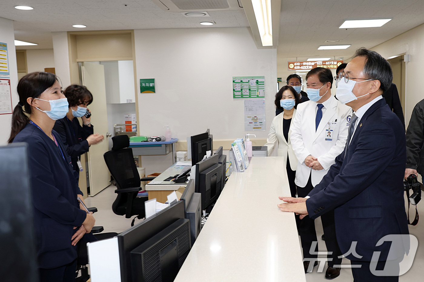 (서울=뉴스1) = 고기동 행정안전부 장관 직무대행이 25일 오전 설 연휴를 맞아 서울 송파구 소재 경찰병원을 방문하여 입원해 치료를 받고 있는 경찰관들을 위문한 뒤 병원 의료진들 …