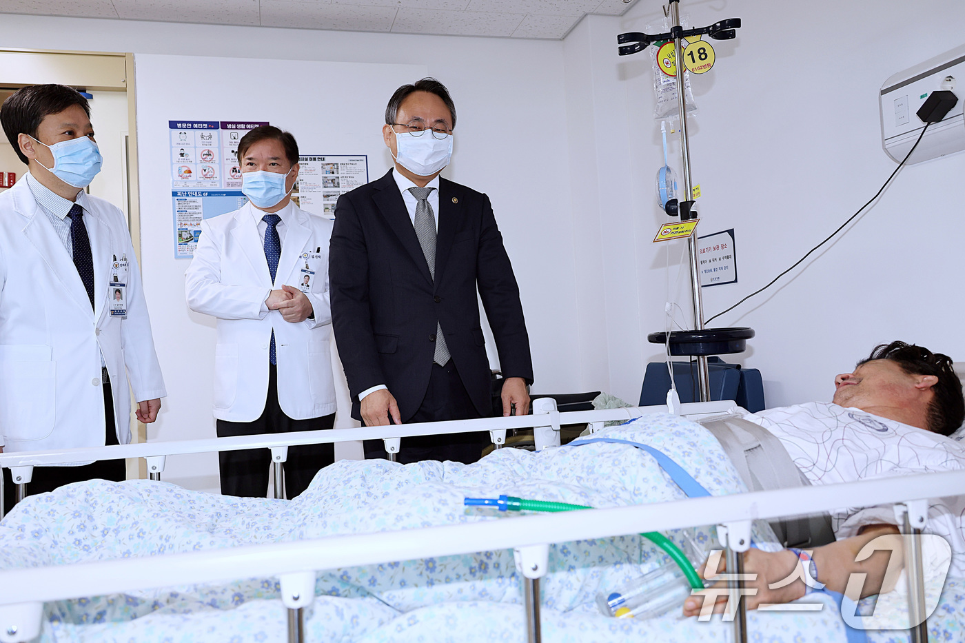 (서울=뉴스1) = 고기동 행정안전부 장관 직무대행이 25일 오전 설 연휴를 맞아 서울 송파구 소재 경찰병원을 방문하여 의료진 등 관계자를 격려하고 입원해 치료를 받고 있는 경찰관 …